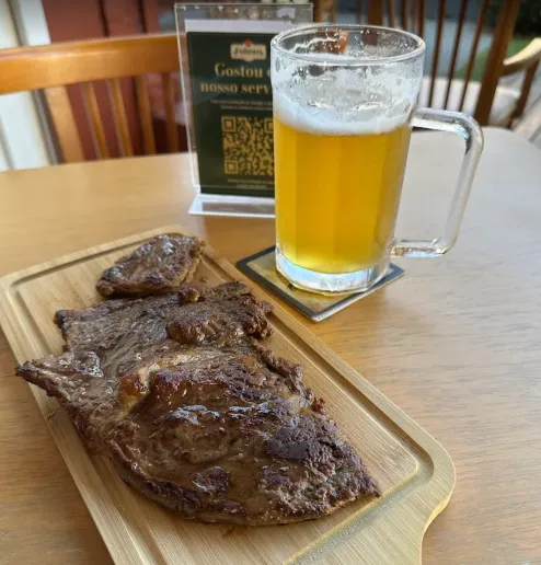 Carnes grelhadas com chopp gelado